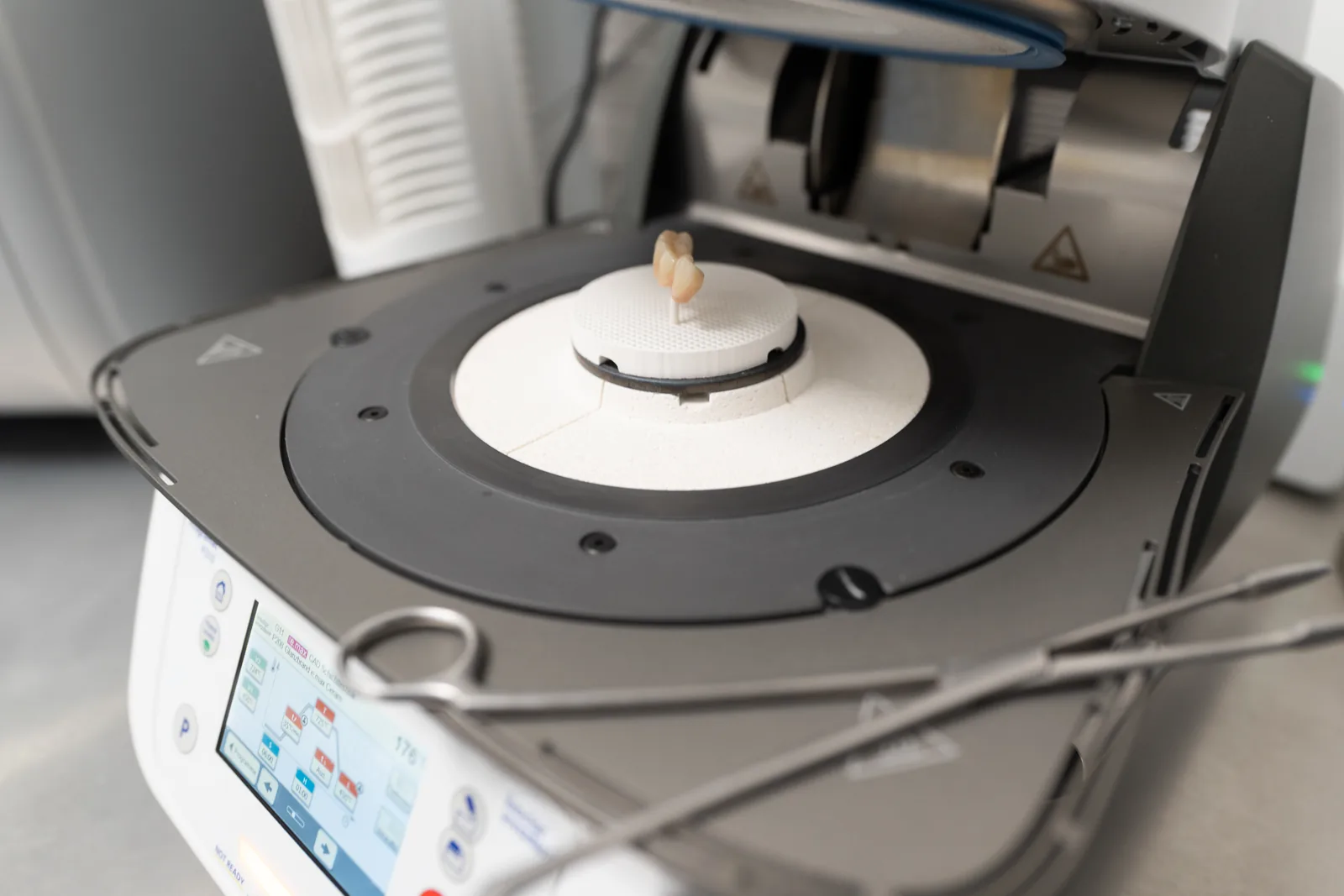 Die CAD/CAM-Fräse im praxiseigenen Labor