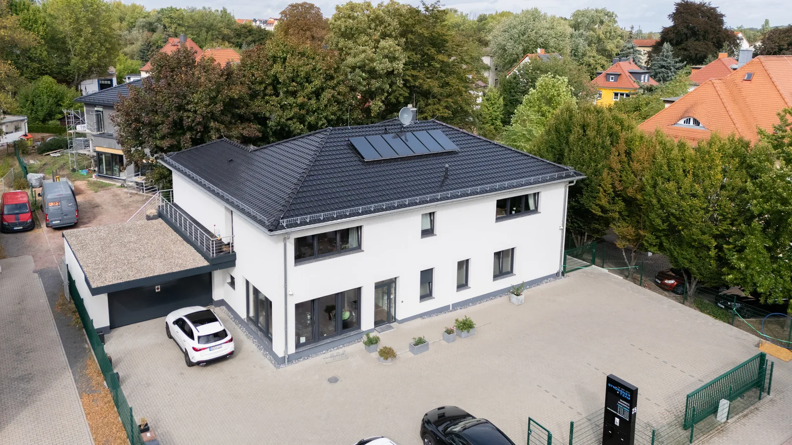 Die Praxis aus der Luft: eigenes Gebäude mit Parkplätzen in der Leopold-Kell-Straße