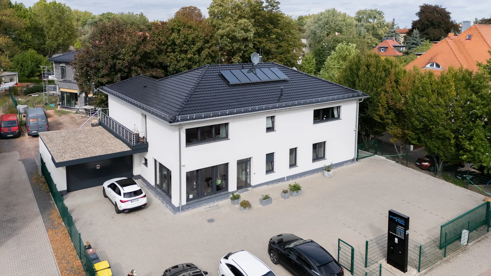 Luftaufnahme der Praxis mit eigenen Parkplätzen vor der Tür